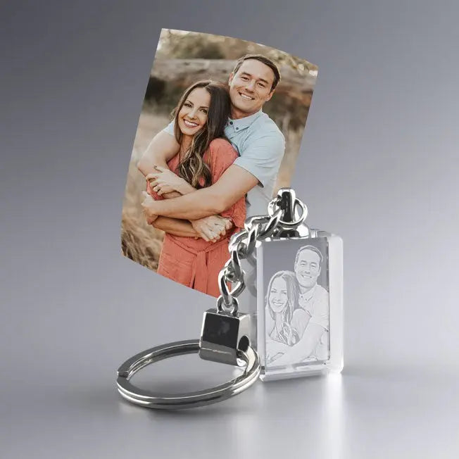 Porte-clés rectangulaire en verre avec gravure 2D d’un couple. Une idée de cadeau personnalisée pour emporter avec soi un moment précieux et symbolique.