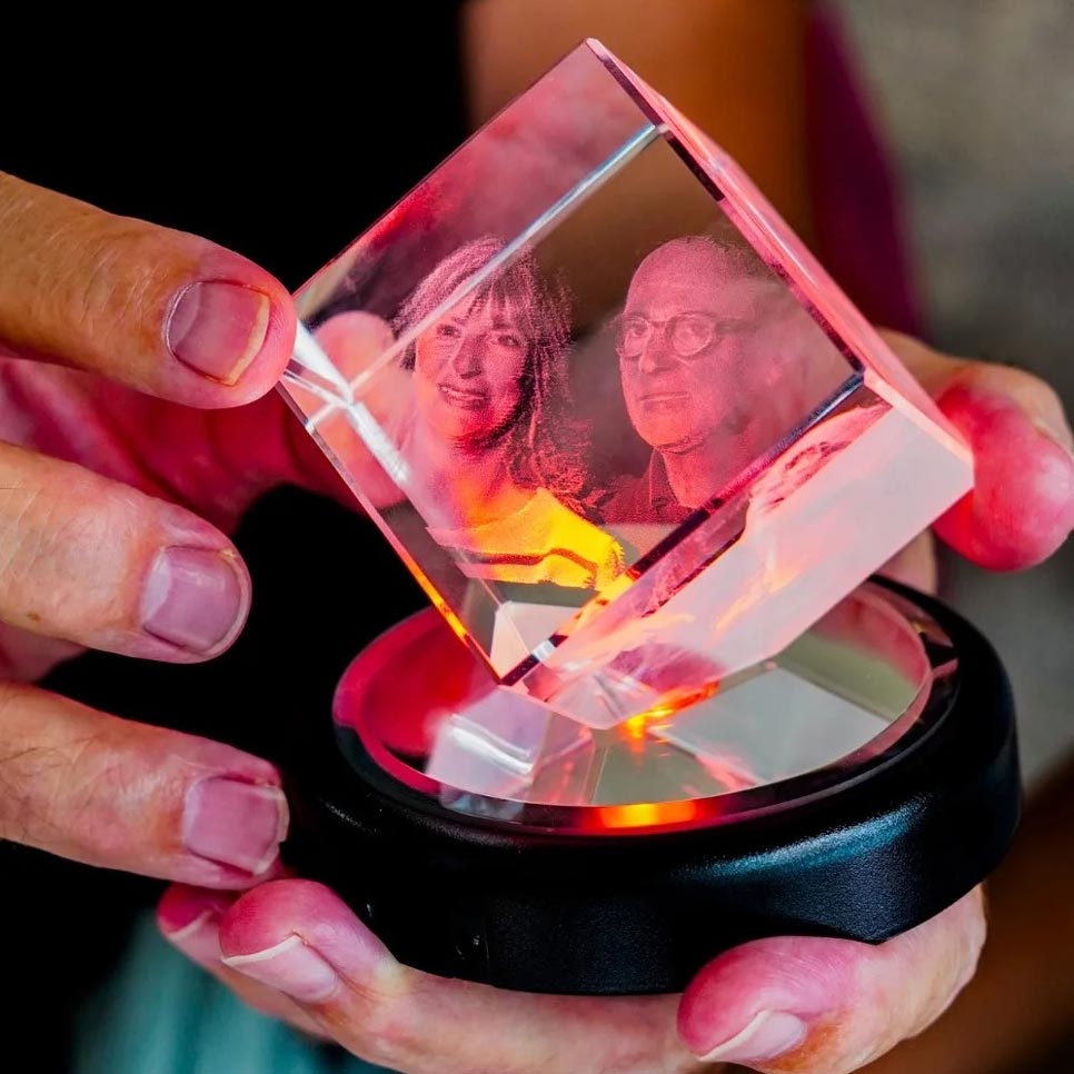 Bloc en verre gravé en 3D représentant un couple, réalisé à partir d’un scan sur place à la boutique Zephyr Paris, souvenir personnalisé et lumineux.