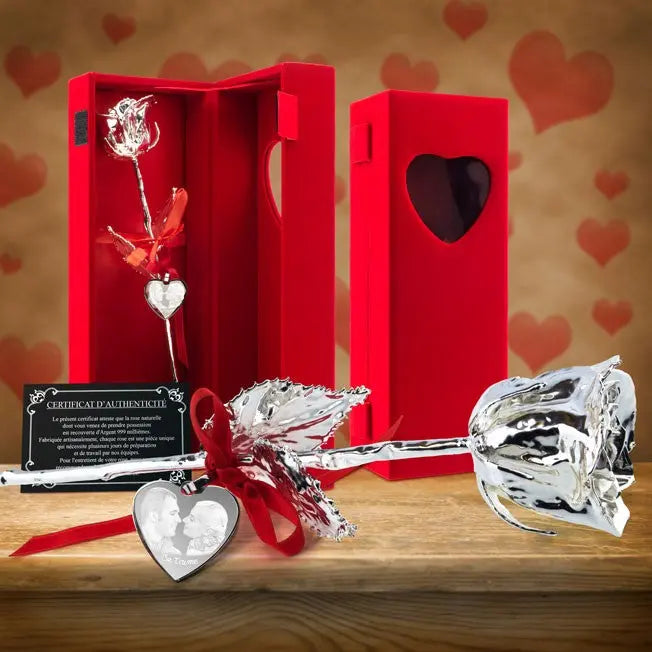 Offrez une rose en argent personnalisée avec photo et message sur médaillon, idéale pour un anniversaire, des noces d’argent ou la Saint-Valentin.