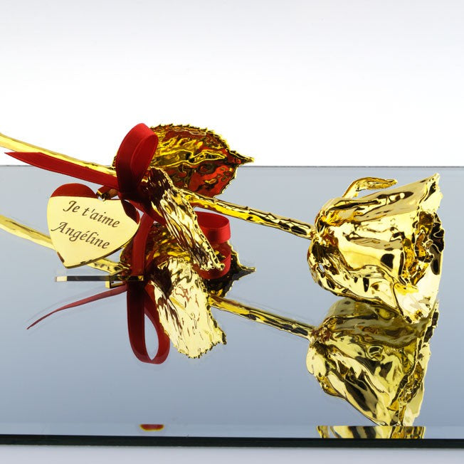 Miroir et reflets pour cette rose plaquée or 24 carats gravée. Chaque détail sublime un message d’amour éternel à offrir.