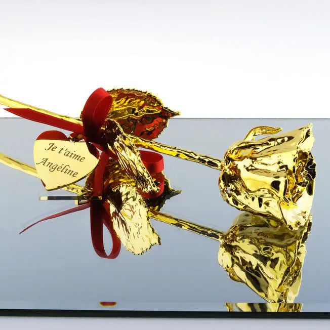 Miroir et reflets pour cette rose plaquée or 24 carats gravée. Chaque détail sublime un message d’amour éternel à offrir.