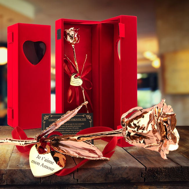 Rose éternelle en or rose 18 carats gravée avec « Je t’aime mon Amour », symbole de passion. Cadeau unique à offrir en coffret rouge de luxe.