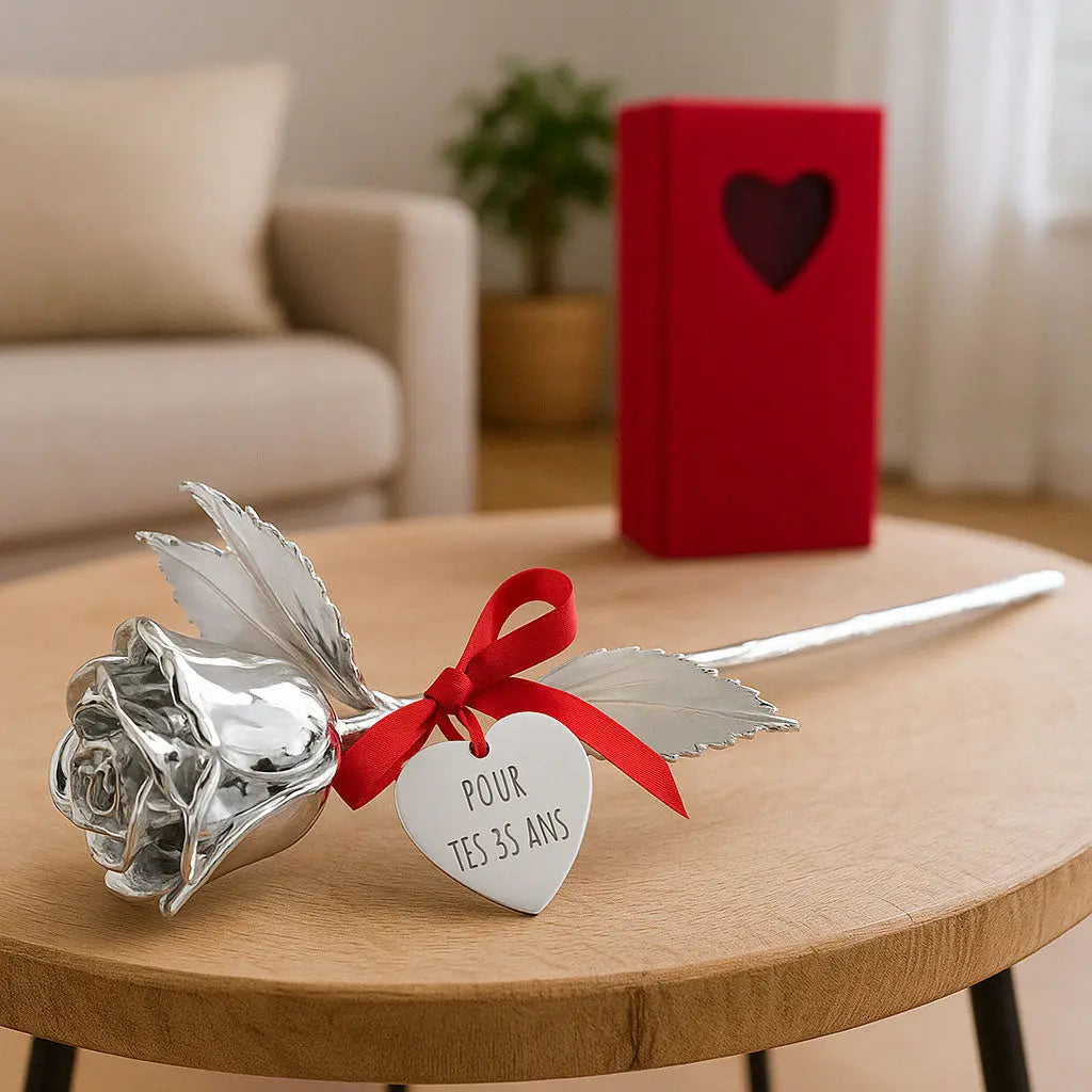 Rose en argent personnalisée avec texte « Pour tes 35 ans » gravé sur un cœur. Cadeau romantique et unique livré avec coffret rouge en velours.