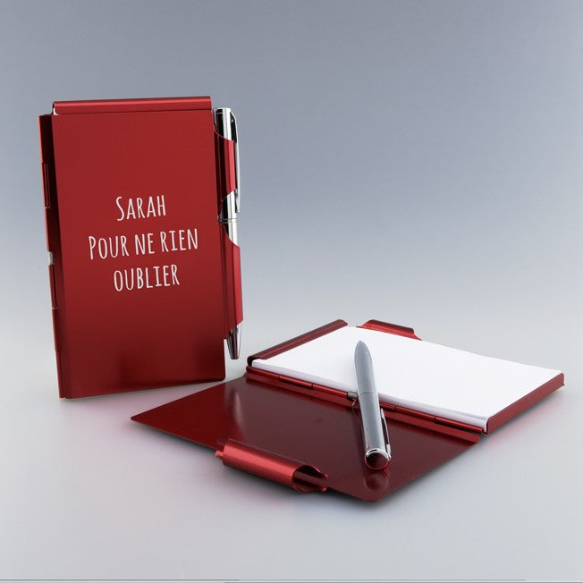 Bloc-notes en métal rouge personnalisable avec stylo argent, gravé « Sarah pour ne rien oublier », parfait comme cadeau personnalisé élégant.