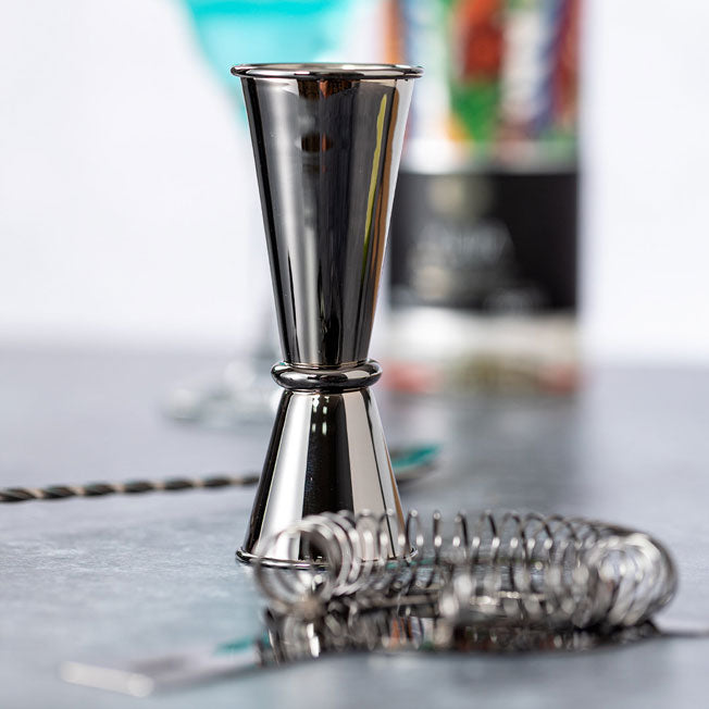 Verre doseur double en acier inox. À graver pour un set à cocktail personnalisé. Parfait pour doser avec style vos recettes préférées.