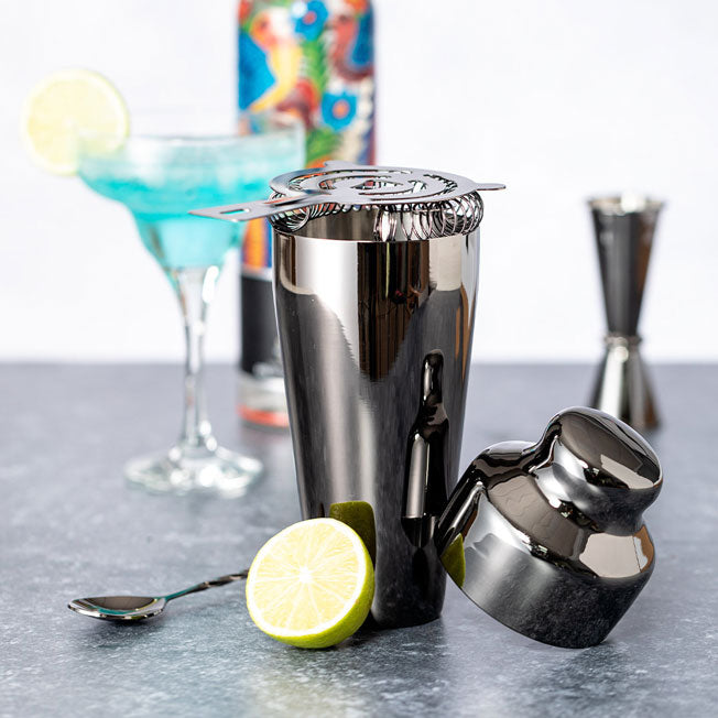 Un shaker à cocktail chic et personnalisable, en acier inox brillant. Un cadeau unique pour amateurs de mixologie. Gravure laser possible sur le shaker.