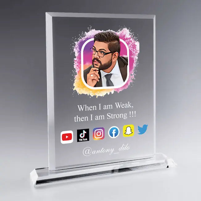 Trophée Social Media gravé avec photo, citation inspirante et logos réseaux sociaux. Cadeau original pour influenceur, créateur ou community manager.