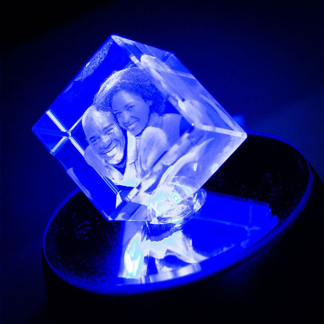 Gravure photo 3D dans un cube en verre pan coupé de 5 cm, illuminé par un socle LED vert. Un cadeau personnalisé original et émouvant.