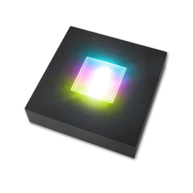 Socle Carré Allumé en Couleurs – Socle carré lumineux à 2 LED couleurs éclairant un bloc en verre, parfait pour sublimer la gravure avec un halo multicolore élégant.