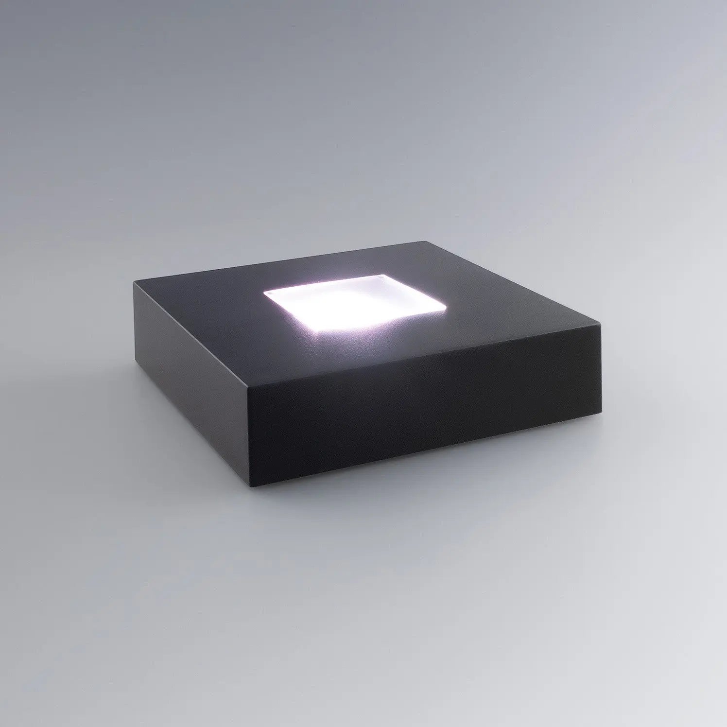 Socle Carré Éteint Lumière Blanche – Socle lumineux carré à LED blanche, éteint, prêt à accueillir un bloc gravé pour une mise en valeur sobre et moderne.