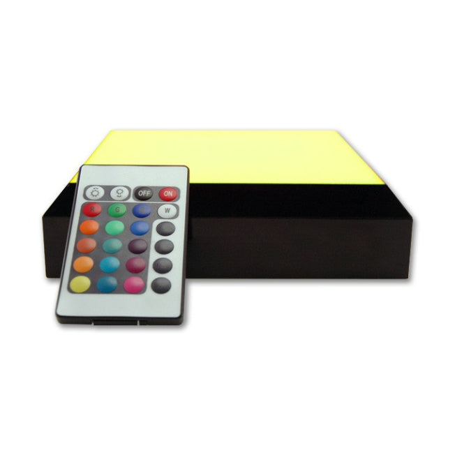 Le socle interactif carré diffuse une lumière jaune uniforme. Il met en valeur tout objet ou bloc en verre, idéal pour créer une ambiance chaleureuse.