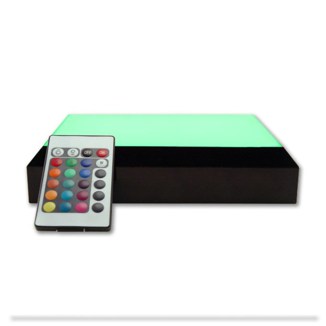 Socle lumineux interactif rectangulaire avec éclairage LED vert. Grâce à sa télécommande, il permet de sublimer les gravures 3D selon l’ambiance souhaitée.