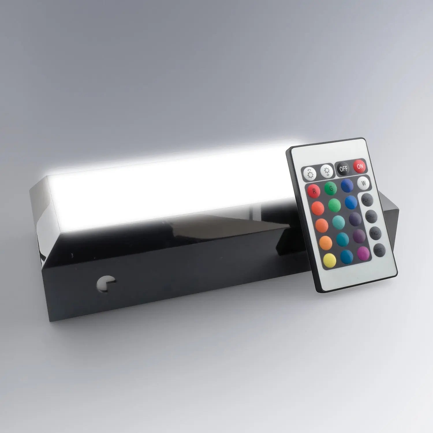 Socle lumineux rectangle interactif allumé en blanc vif avec télécommande. Idéal pour les vitrines ou présentations, il valorise parfaitement tout bloc en verre.
