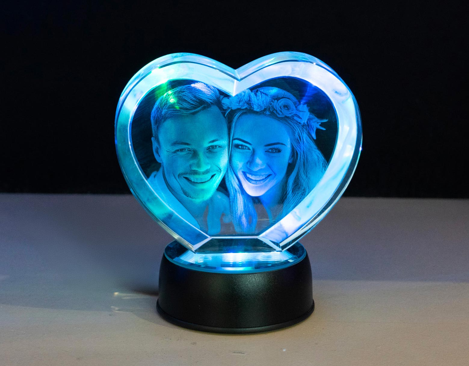 Bloc cœur en verre avec photo gravée et éclairage LED coloré – Souvenir lumineux et personnalisé, parfait pour offrir un cadeau émouvant.