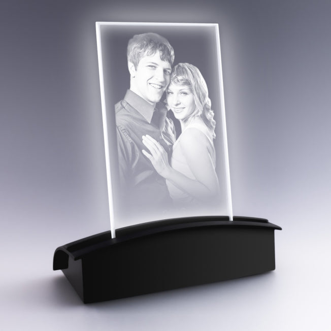 Portrait de couple gravé dans une plaque en verre, posé sur un socle tunnel à LED blanc offrant une lumière pure et raffinée pour sublimer la photo.
