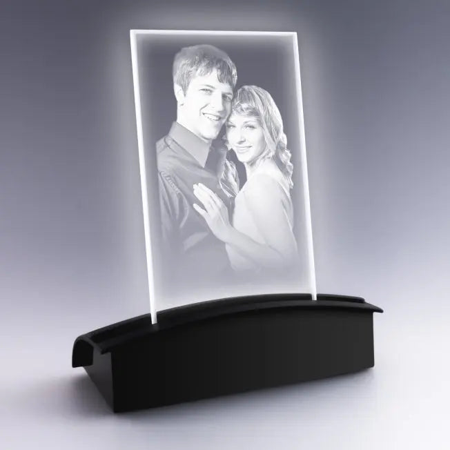 Portrait de couple gravé dans une plaque en verre, posé sur un socle tunnel à LED blanc offrant une lumière pure et raffinée pour sublimer la photo.