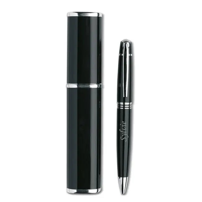 Stylo à bille en métal noir et argent, gravé avec un prénom, accompagné de son élégant étui cylindrique assorti.