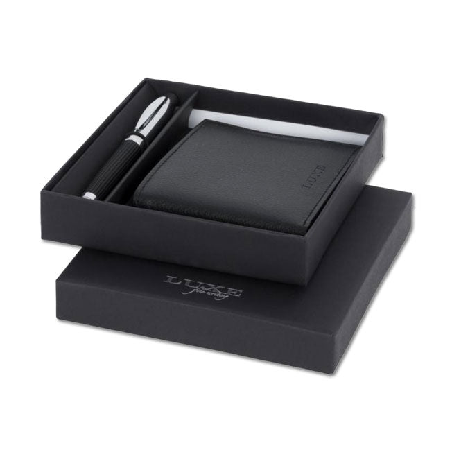 Coffret personnalisé avec stylo gravé au prénom et portefeuille noir en simili cuir, présenté sur un fond en cuir élégant.