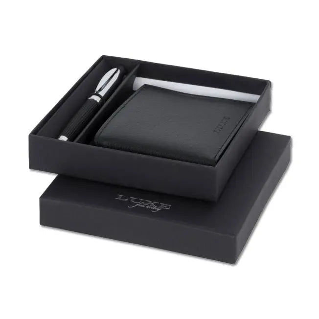 Coffret personnalisé avec stylo gravé au prénom et portefeuille noir en simili cuir, présenté sur un fond en cuir élégant.