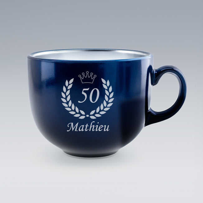 Tasse Jumbo bleue Luminarc gravée avec couronne de laurier, âge 50 et prénom Mathieu. Cadeau idéal pour un anniversaire ou un départ en retraite.