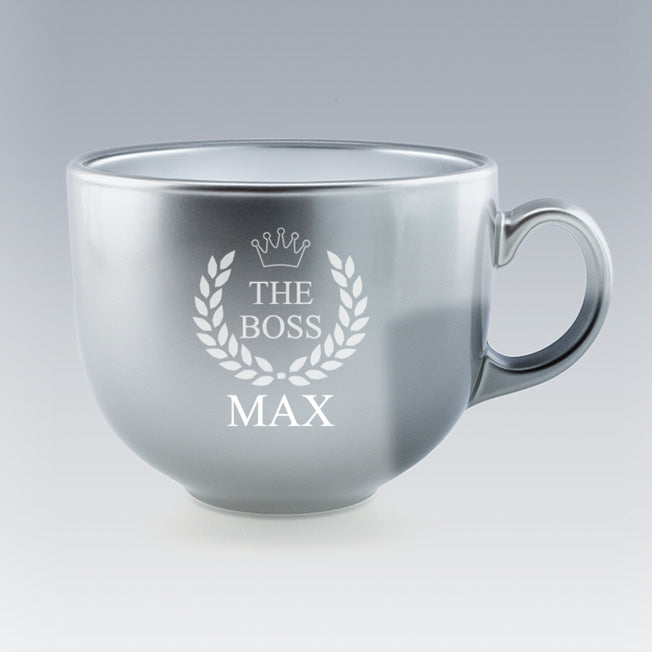 Grande tasse grise Luminarc avec motif laurier et gravure “THE BOSS – MAX”. Un mug personnalisé parfait pour célébrer un collègue ou un proche.