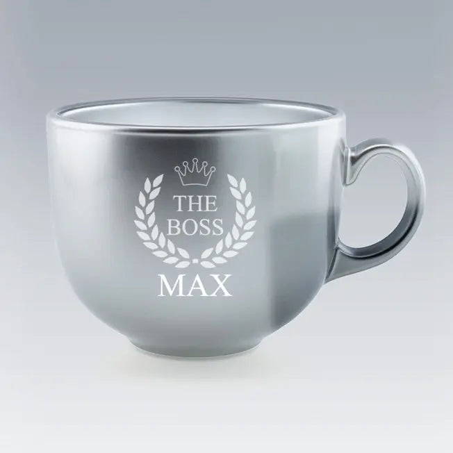 Grande tasse grise Luminarc avec motif laurier et gravure “THE BOSS – MAX”. Un mug personnalisé parfait pour célébrer un collègue ou un proche.