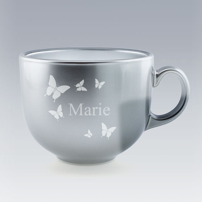 Tasse Jumbo couleur argent personnalisée Marie, ornée de papillons. Un cadeau utile et raffiné pour toutes les occasions spéciales.