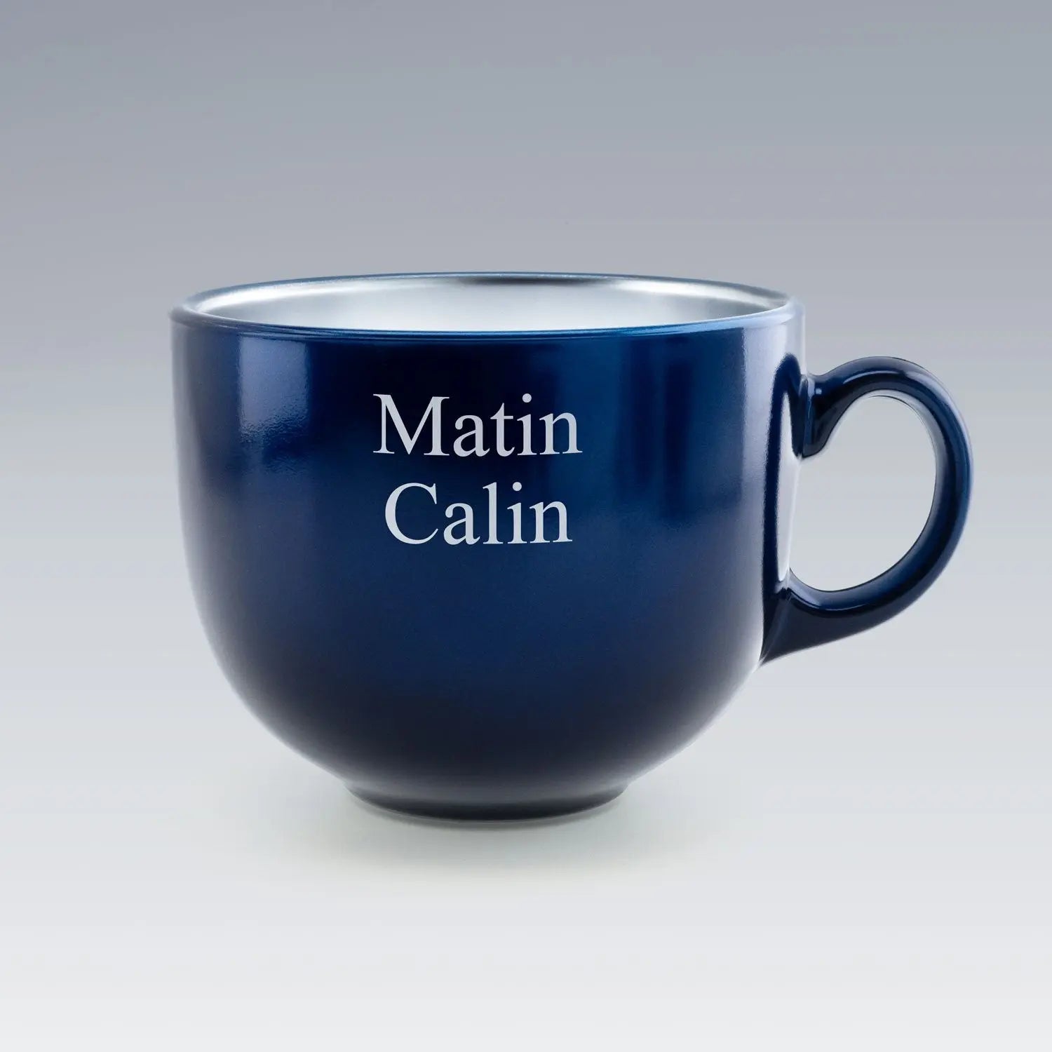 Tasse Jumbo bleue personnalisée "Matin Calin" par Luminarc. Un mug cocooning parfait pour savourer votre boisson chaude préférée avec tendresse.