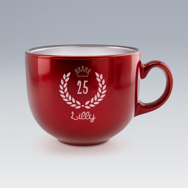 Tasse Jumbo rouge avec couronne de laurier gravée, personnalisée avec l’âge 25 et le prénom Lilly. Idéale comme cadeau d’anniversaire unique.