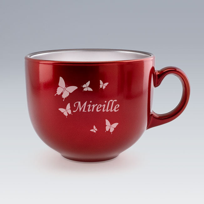 Tasse Jumbo rouge avec papillons et prénom Mireille gravés. Un grand mug raffiné pour faire plaisir avec une touche personnelle.