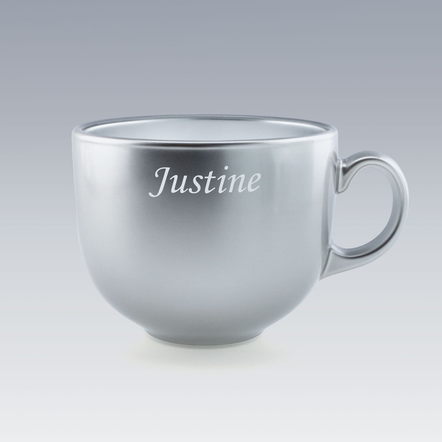 Tasse Jumbo argentée en verre Luminarc personnalisée avec le prénom "Justine". Brillante et raffinée, idéale pour un cadeau sur-mesure.