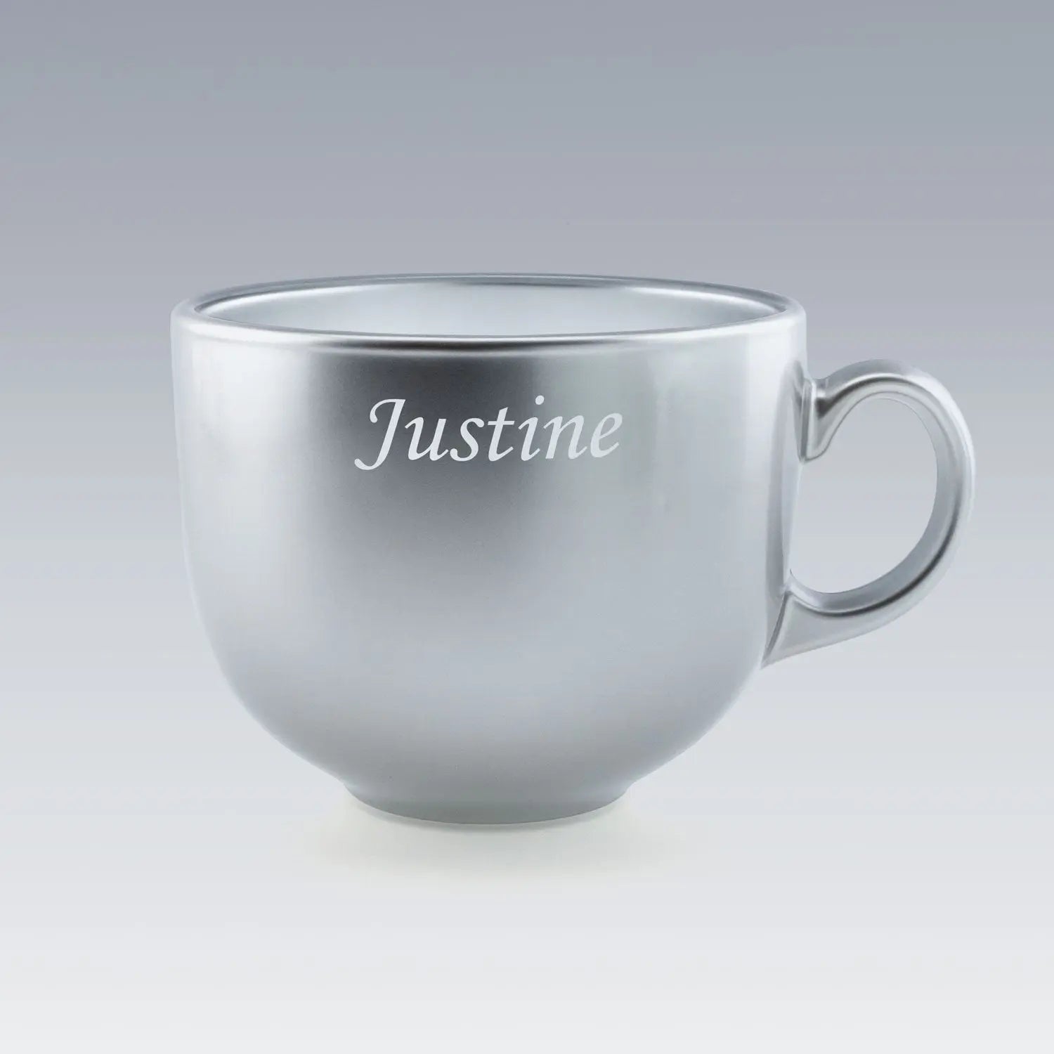 Tasse Jumbo argentée en verre Luminarc personnalisée avec le prénom "Justine". Brillante et raffinée, idéale pour un cadeau sur-mesure.