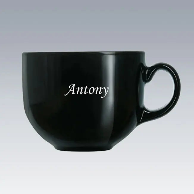 Tasse Jumbo noire en verre Luminarc personnalisée avec le prénom "Antony" en blanc. Un cadeau élégant à offrir ou à s'offrir au quotidien.