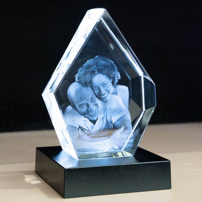 Trophée Prestige en verre 13 cm gravé en 3D avec photo personnalisée, présenté sur socle lumineux. Un cadeau unique plein d’émotion.