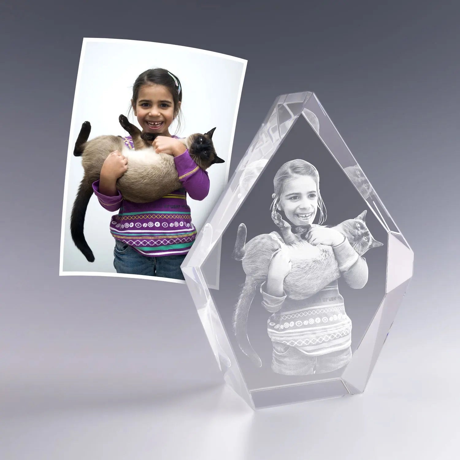 Trophée Prestige en verre de 16 cm avec gravure 3D d’une jeune fille tenant son chat, reproduit fidèlement à partir de la photo.