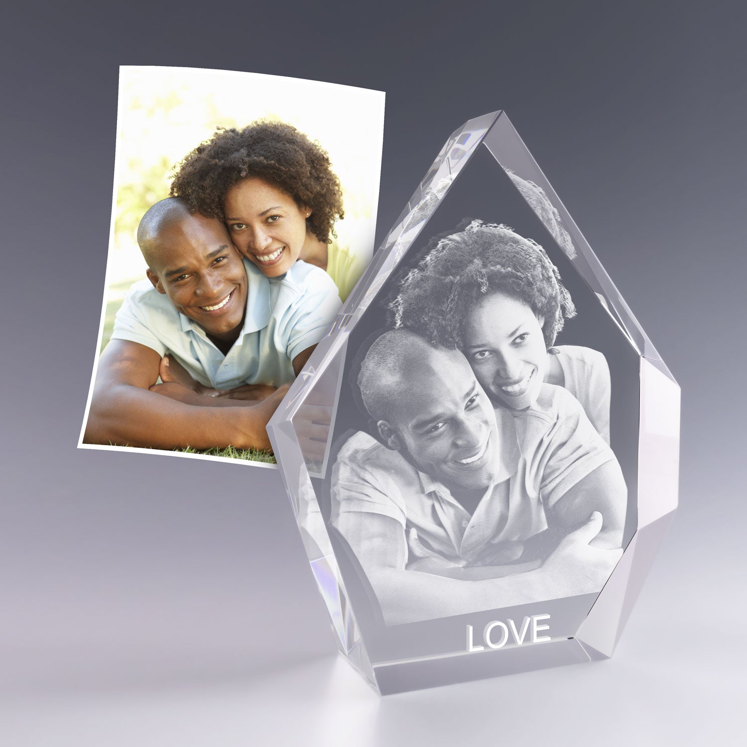 Bloc en verre 3D gravé "LOVE" avec photo de couple personnalisé. Gravure laser dans un trophée Prestige 19 cm, livré dans une boîte de présentation.