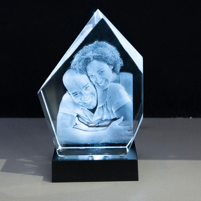 Trophée Prestige lumineux en verre cristallin avec son socle lumineux, gravé en 3D avec photo de couple. Cadeau personnalisé, idéal pour célébrer l’amour.