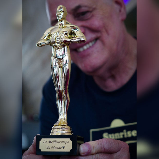 Trophée Oscar personnalisable livré dans un coffret cadeau rigide avec mousse de protection : une attention unique pour toutes les occasions.