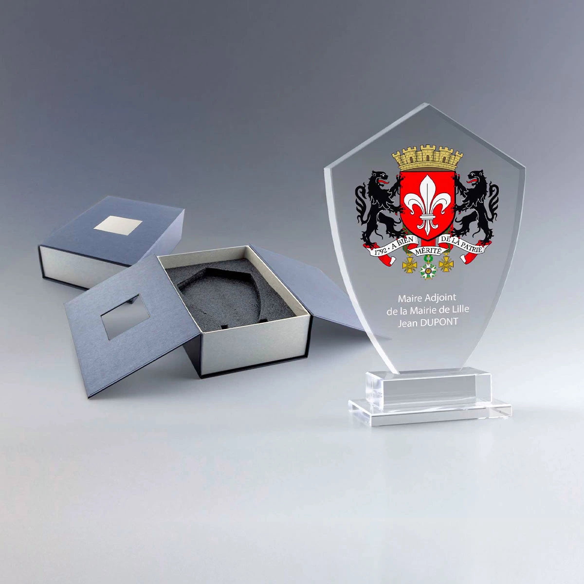 Trophée en verre personnalisé avec blason de ville en couleur, gravure nominative, livré dans un coffret élégant pour les institutions.