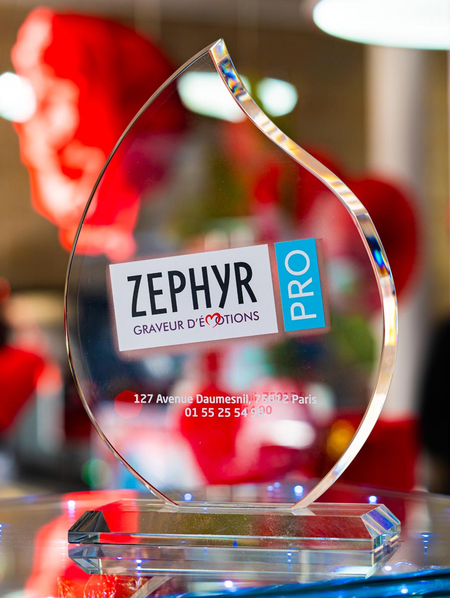 Trophée en verre personnalisé avec logo Zephyr Pro – Gravure 2D sur-mesure pour entreprises à Paris au 127 avenue Daumesnil.
