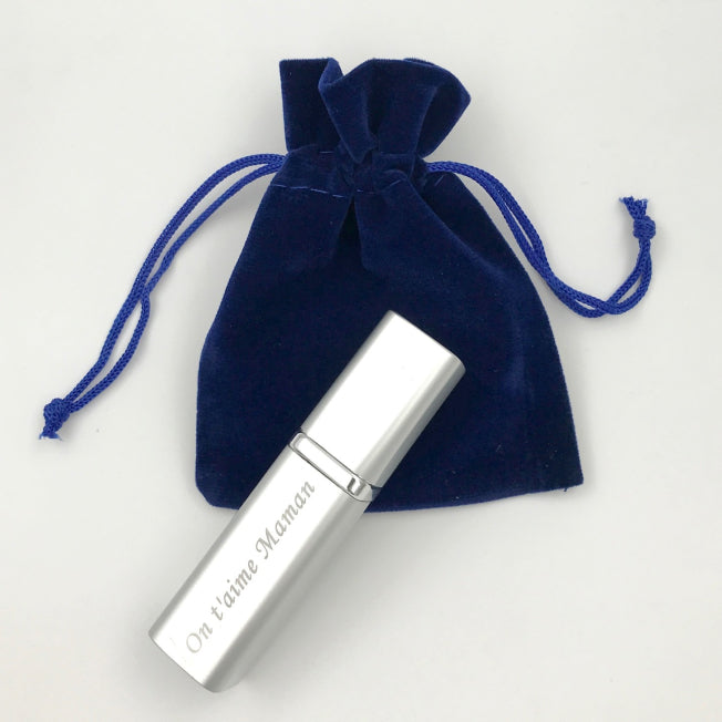 Vaporisateur de parfum en aluminium argenté gravé "On t’aime Maman", présenté dans une pochette velours bleue, idéal pour un cadeau plein d’émotion.
