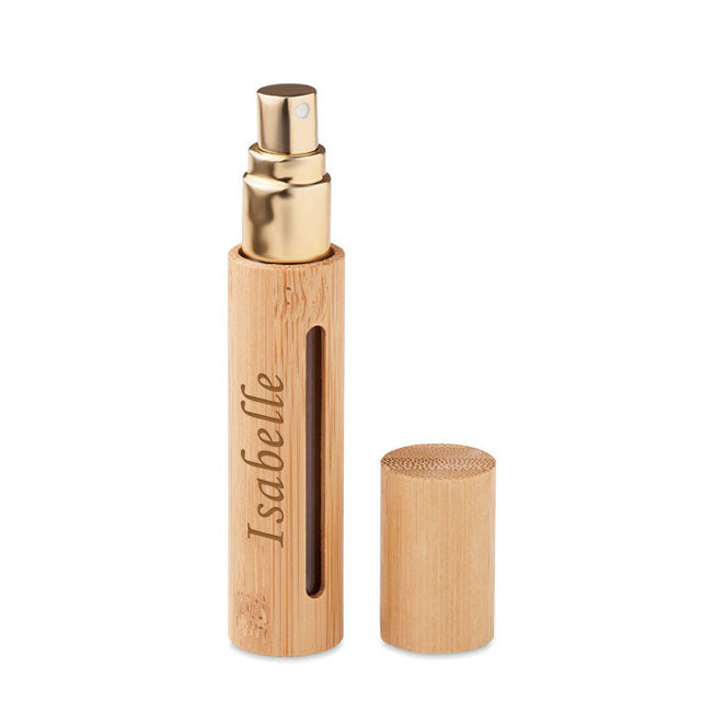 Vaporisateur de parfum rechargeable en bambou avec gravure "Isabelle", bouchon retiré, idéal pour un cadeau utile et personnel au quotidien.