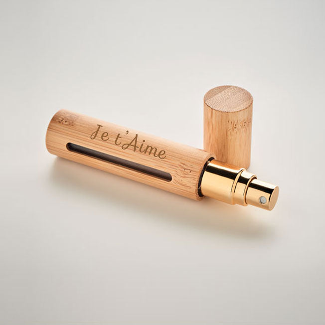 Ce vaporisateur en bambou couché affiche une gravure "Je t’aime", une attention touchante et durable pour un cadeau parfumé à offrir avec amour.