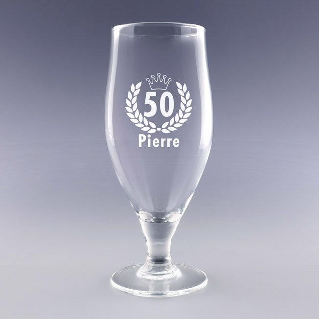 Verre à bière personnalisé anniversaire 50 cl – Gravé avec couronne et prénom, parfait comme cadeau personnalisé pour fêter les 50 ans avec style.