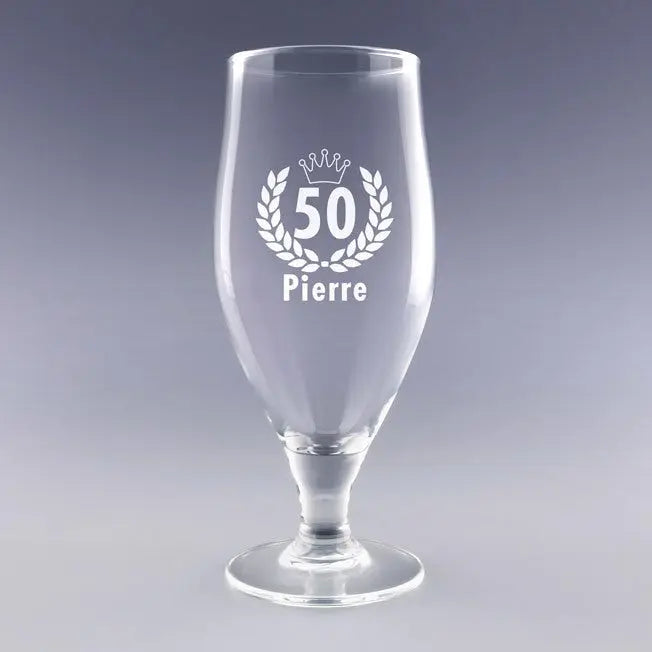 Verre à bière personnalisé anniversaire 50 cl – Gravé avec couronne et prénom, parfait comme cadeau personnalisé pour fêter les 50 ans avec style.