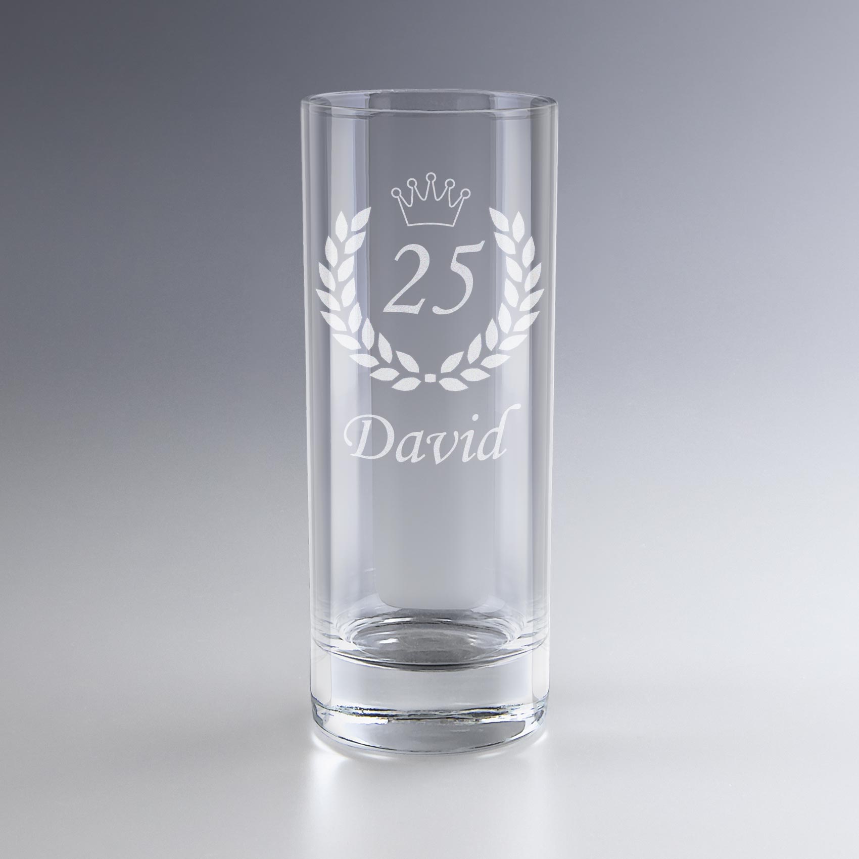 Verre à eau personnalisé avec couronne de lauriers gravée, idéal pour fêter un anniversaire ou une médaille de travail. Gravure "25 David" sur verre cylindrique.