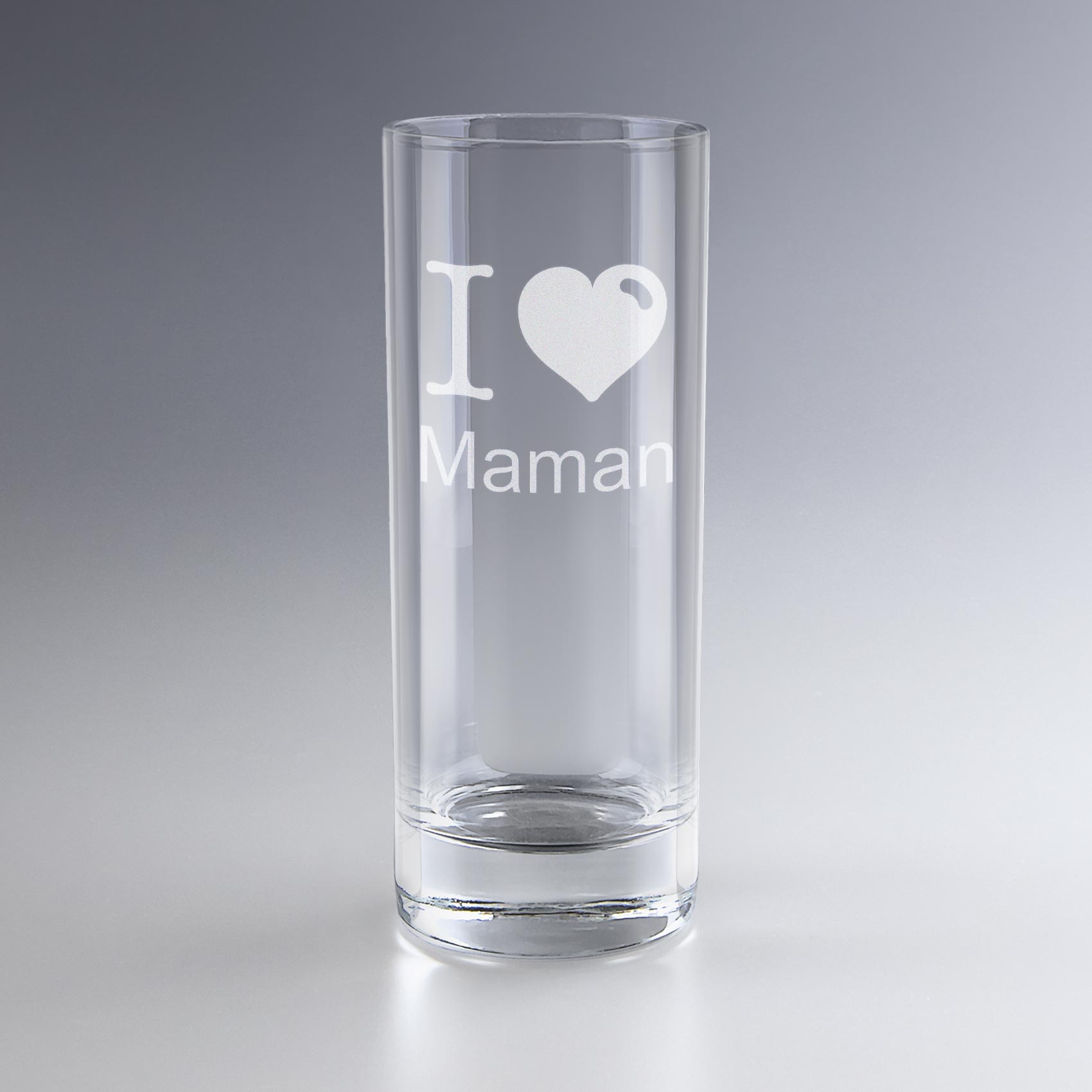 Verre à eau personnalisé "I Love Maman" gravé au laser, idéal pour un cadeau fête des mères ou un moment familial.