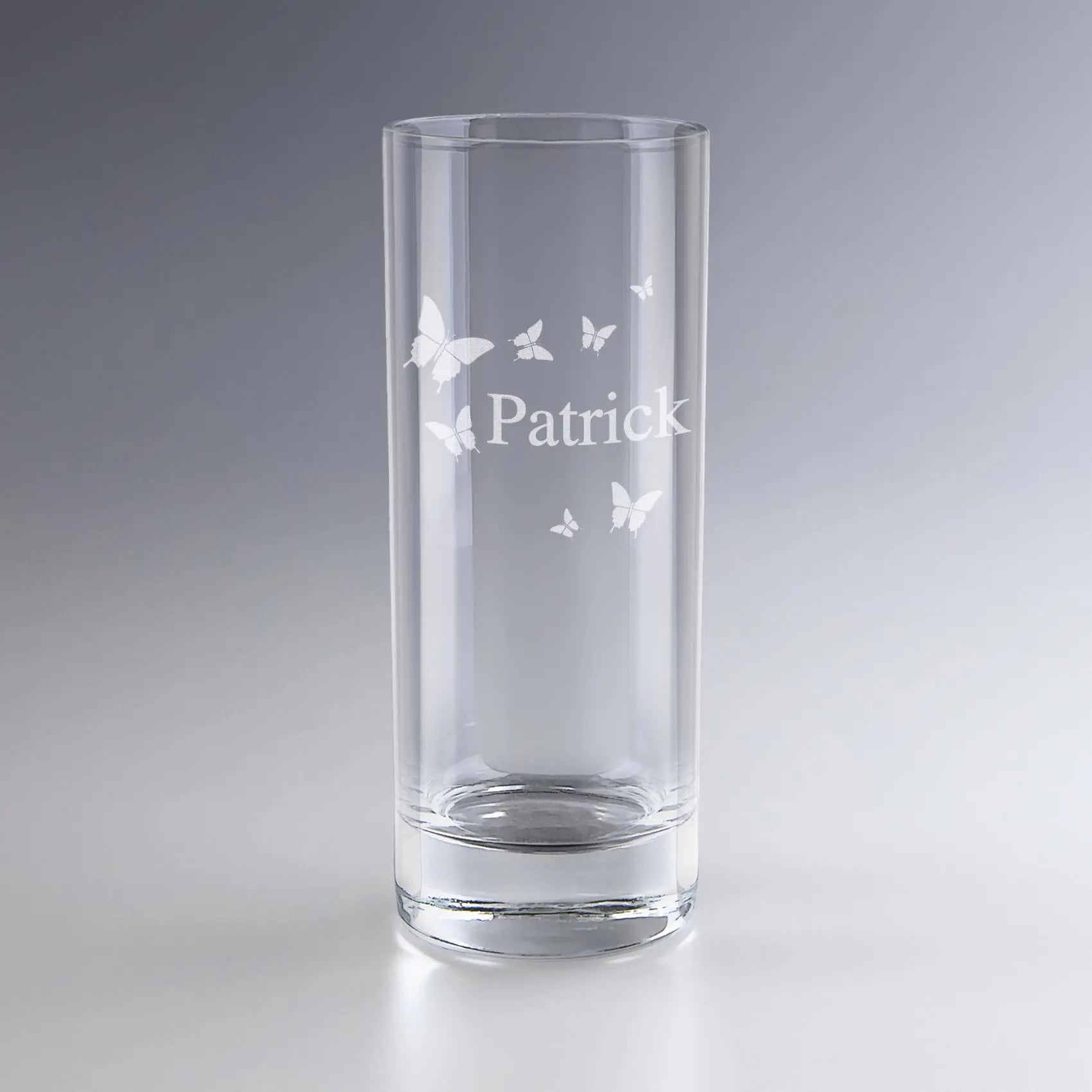 Verre à eau Papillons personnalisé avec prénom "Patrick" – gravure décorative de papillons pour un cadeau élégant et unique à offrir.