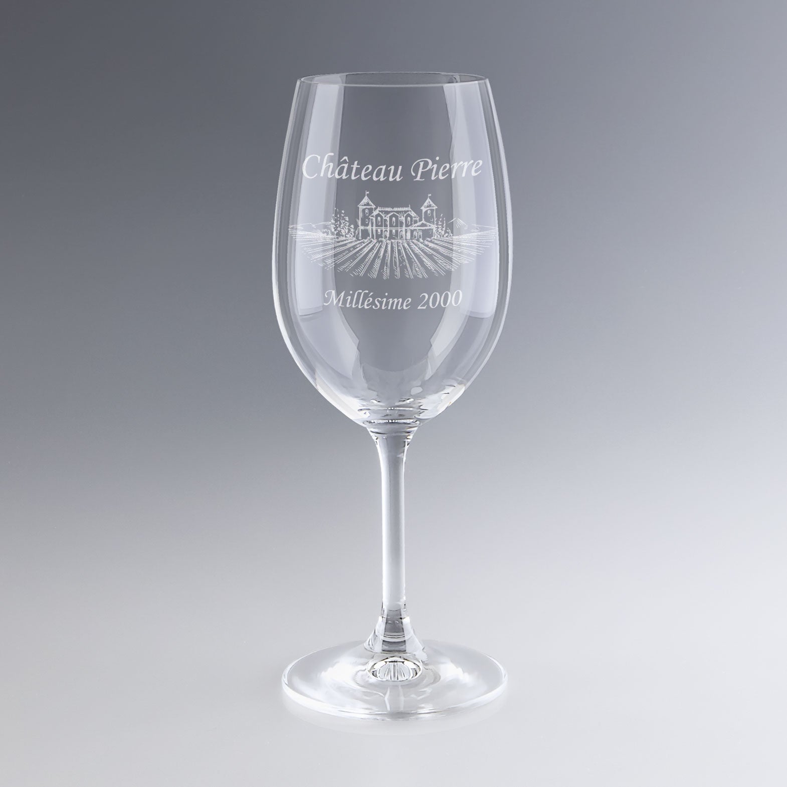 Verre à vin gravé avec illustration d’un château et l’inscription “Château Pierre - Millésime 2000”, idéal pour un cadeau personnalisé autour du vin, du vignoble et des grands crus.