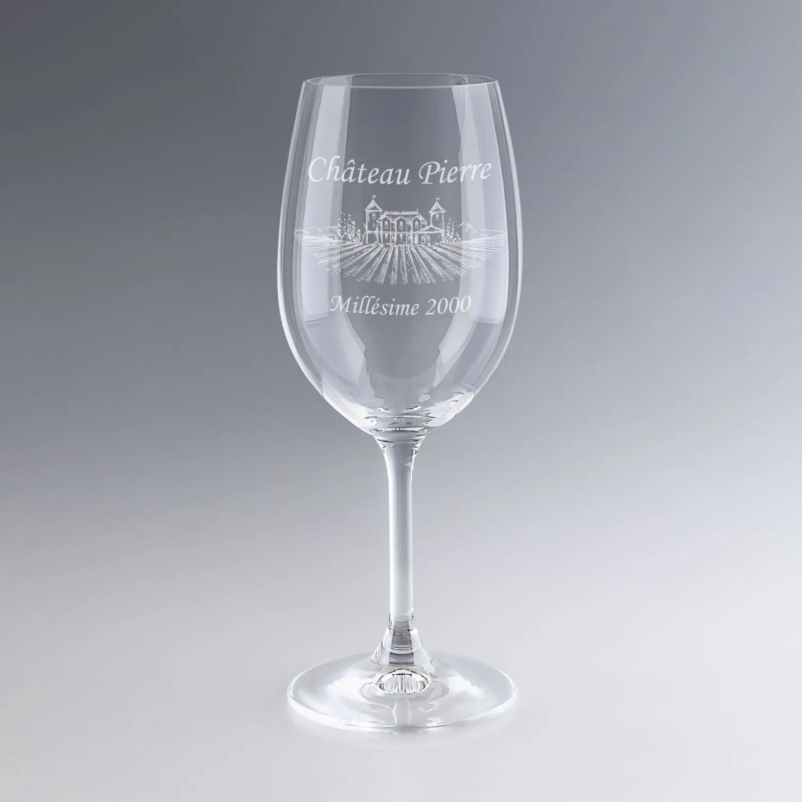 Verre à vin gravé avec illustration d’un château et l’inscription “Château Pierre - Millésime 2000”, idéal pour un cadeau personnalisé autour du vin, du vignoble et des grands crus.